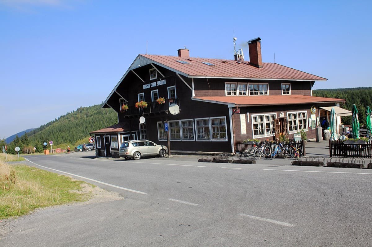 Velká horská chalupa s dřevěným obkladem a prostorným dvorem